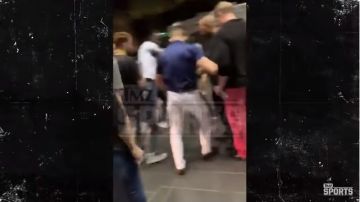 Las imágenes revelan el momento en que Conor McGregor destroza el celular de un fanático