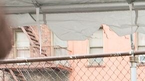 Melissa Melkonian, al centro, fundó la escuela intermedia The American Dream.