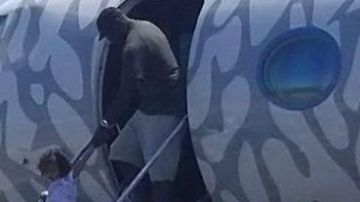 El exjugador de la NBA Michael Jordan bajando de su jet privado en República Dominicana.