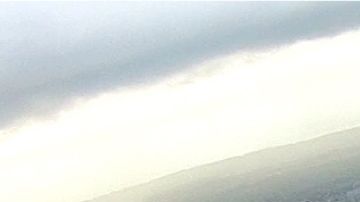 El cono de la fisura 8 al centro y la larga línea de zonas de vapor  hacia el oeste.