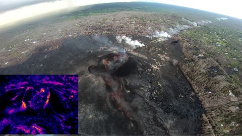 El cono de la fisura 8 al centro y la larga línea de zonas de vapor  hacia el oeste.