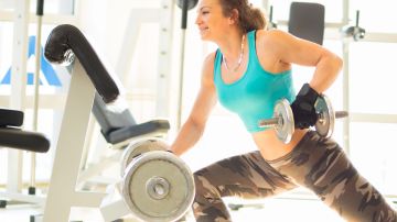 El ejercicio moderado con pesas es fundamental para mantener. prevenir la pérdida de la densidad muscular o incrementarla.
