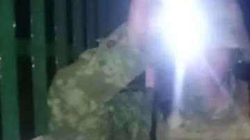 Un oficial de Sedena en medio de la intervención.