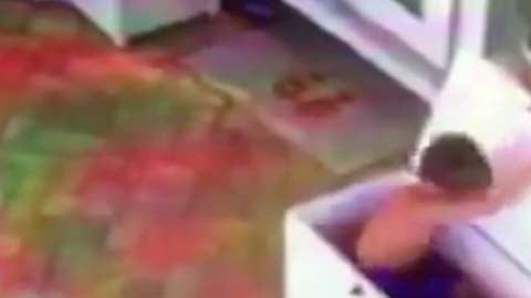 El padre del niño de 5 años que quedó atrapado publicó un video de vigilancia en su casa en Facebook sobre el incidente.