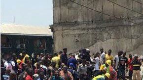 Socorristas trabajan para rescatar a los menores.