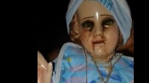 Así luce esta figura, bañada en sangre.
