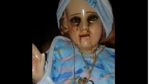 Así luce esta figura, bañada en sangre.