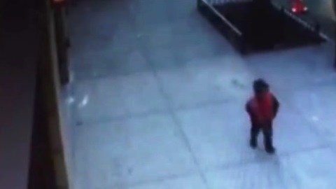 El niño caminando solo en la acera