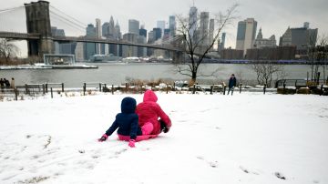 La nevada no fue grande, pero sí suficiente para que algunos niños disfrutaran su día libre.