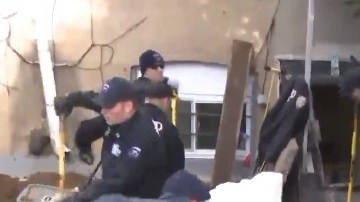 NYPD excavando en la escena