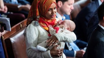 La representante demócrata Ilhan Omar sostiene a su hijo en brazos antes del inicio del 116º Congreso estadounidense.