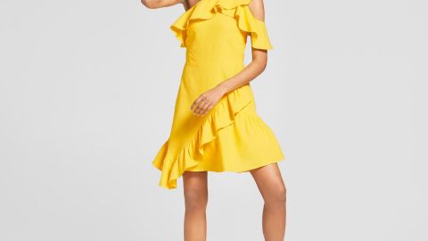 Las piezas en tono amarillo siguen de moda en la primavera 2018.