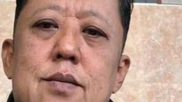 Arnon Rodthong buscaba con urgencia marido para su hija Karnsita.