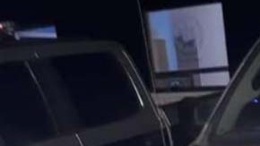 Uno de los vehículos de la Policía impactado por las balas.