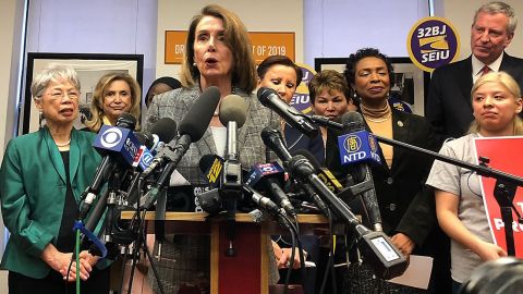 Pelosi en el Bajo Manhattan; De Blasio observa