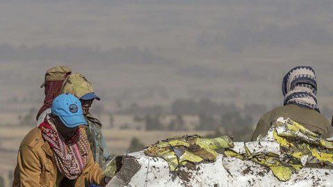 El avión en el que debía viajar un pasajero griego se estrella y él es el único en salvar la vida.