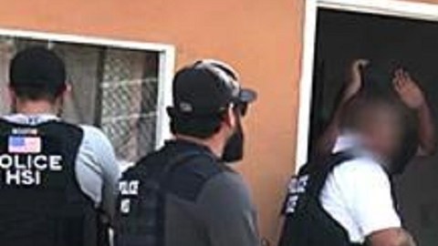Un grupo especial integrado por oficiales de varias agencias logró la captura de un traficante de personas.