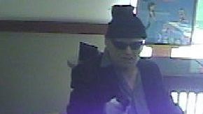 Tras ingresar a la sucursal, el ladrón presuntamente apuntó al cajero con una pistola semiautomática.