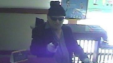 Tras ingresar a la sucursal, el ladrón presuntamente apuntó al cajero con una pistola semiautomática.