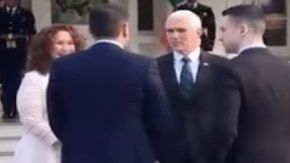 Pence visiblemente incómodo por la situación