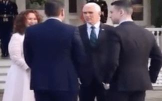 Pence visiblemente incómodo por la situación