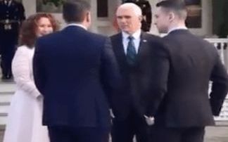 Pence visiblemente incómodo por la situación