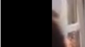 Un usuario de Metro de Madrid afila un cuchillo en el tren.