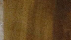 Un cliente contempla una AR-15, arma utilizada en el tiroteo en la preparatoria Marjory Stoneman Douglas, en Parkland, Florida.