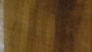 Un cliente contempla una AR-15, arma utilizada en el tiroteo en la preparatoria Marjory Stoneman Douglas, en Parkland, Florida.