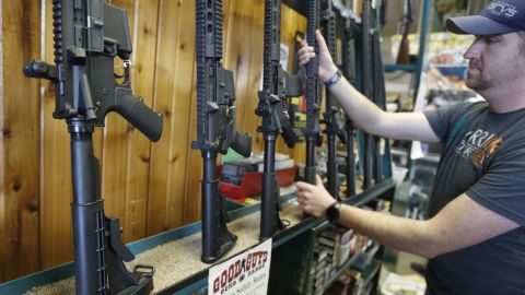 Un cliente contempla una AR-15, arma utilizada en el tiroteo en la preparatoria Marjory Stoneman Douglas, en Parkland, Florida.