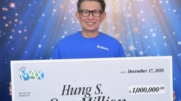 Hung Sengsouvanh posa con su cheque de $ 1 millón.