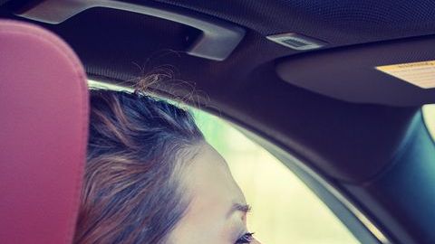 Tan solo basta con una hora menos de sueño y notarás tus deficiencias al volante.