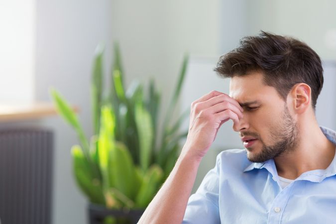 Hombre joven con dolor de barriga por gases
