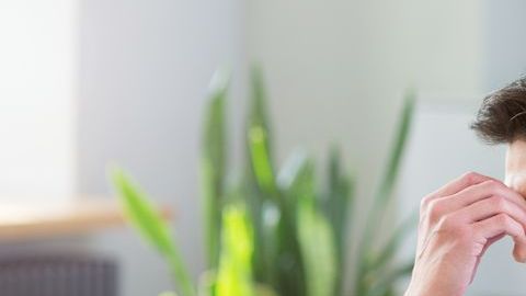 Hombre joven con dolor de barriga por gases