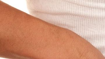 El hombre cayó y su arma se disparó sola.