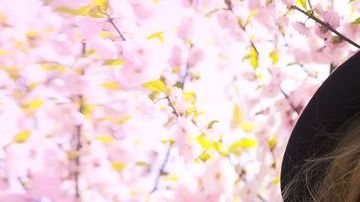 Las ondas suaves y los accesorios para el cabello son dos de las tendencias de la primavera.