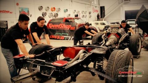 Los chilangos que arreglan un Jaguar MX1 en su primer episodio