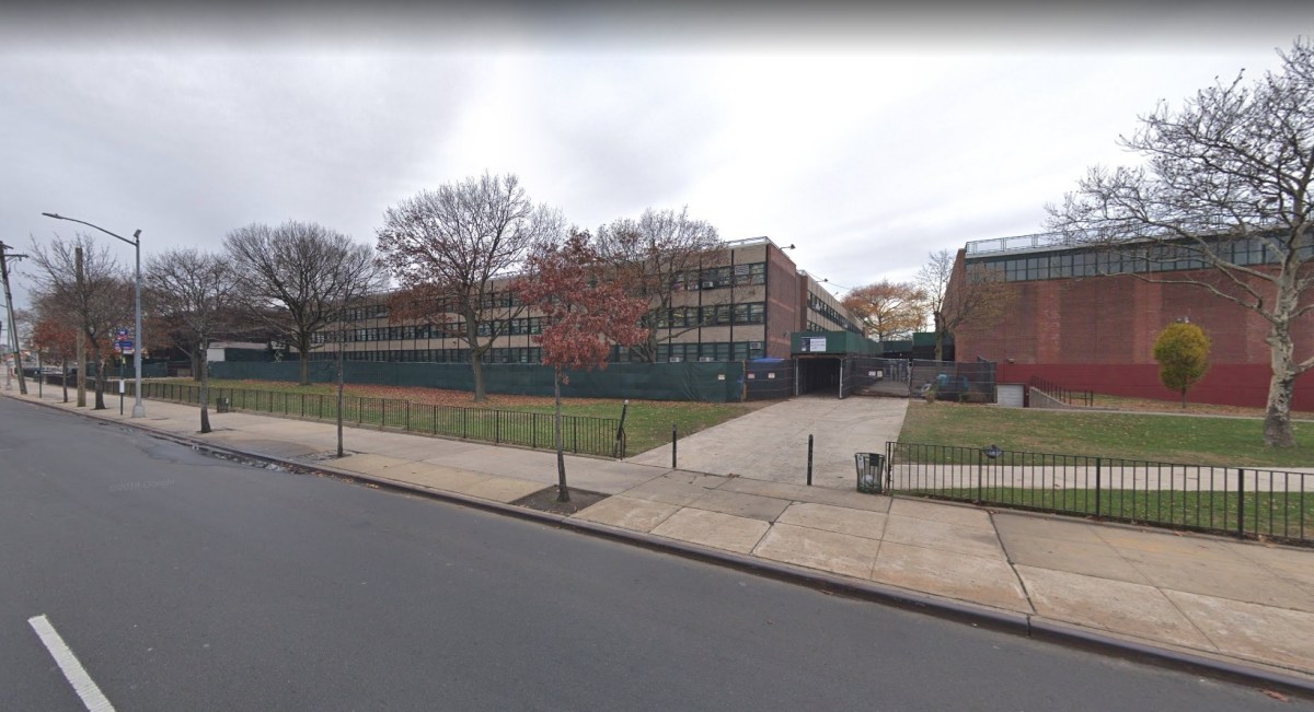 Anciano pierde la vida chocado por conductor que se saltó el semáforo