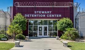 Al escapar del lugar, el hondureño tuvo que saltar tres vallas con alambres de púas.