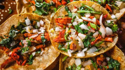 Tacos al pastor, platillo típico mexicano.
