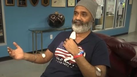 Jaswinder Singh Padda muestra la herida en el cuello