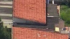 Padres se reúnen frente a la escuela.