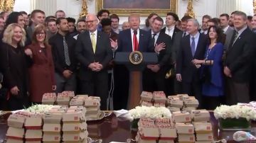 El presidente Trump ofreció a sus invitados papas fritas y hamburguesas.