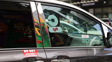 Según las agencias de transporte empresas como Uber y Lyft deberían contribuir a la manutención de las vías públicas.