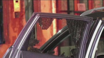 Vidrio destrozado del vehículo tras el ataque mortal