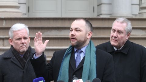 Presidente del Concejo Municipal Corey Johnson y concejales de Queens demandan acciones inmediatas para "arreglar el deterioro de la estructura del tren elevado 7".