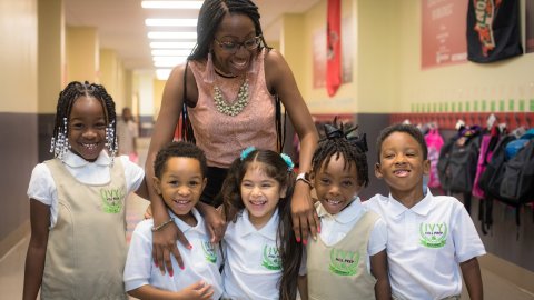 Ambrosia Johnson, directora y fundadora de Ivy Hill Preparatory Charter School -que abrirá sus puertas en East Flatbush, Brooklyn-, junto a futuros alumnos.