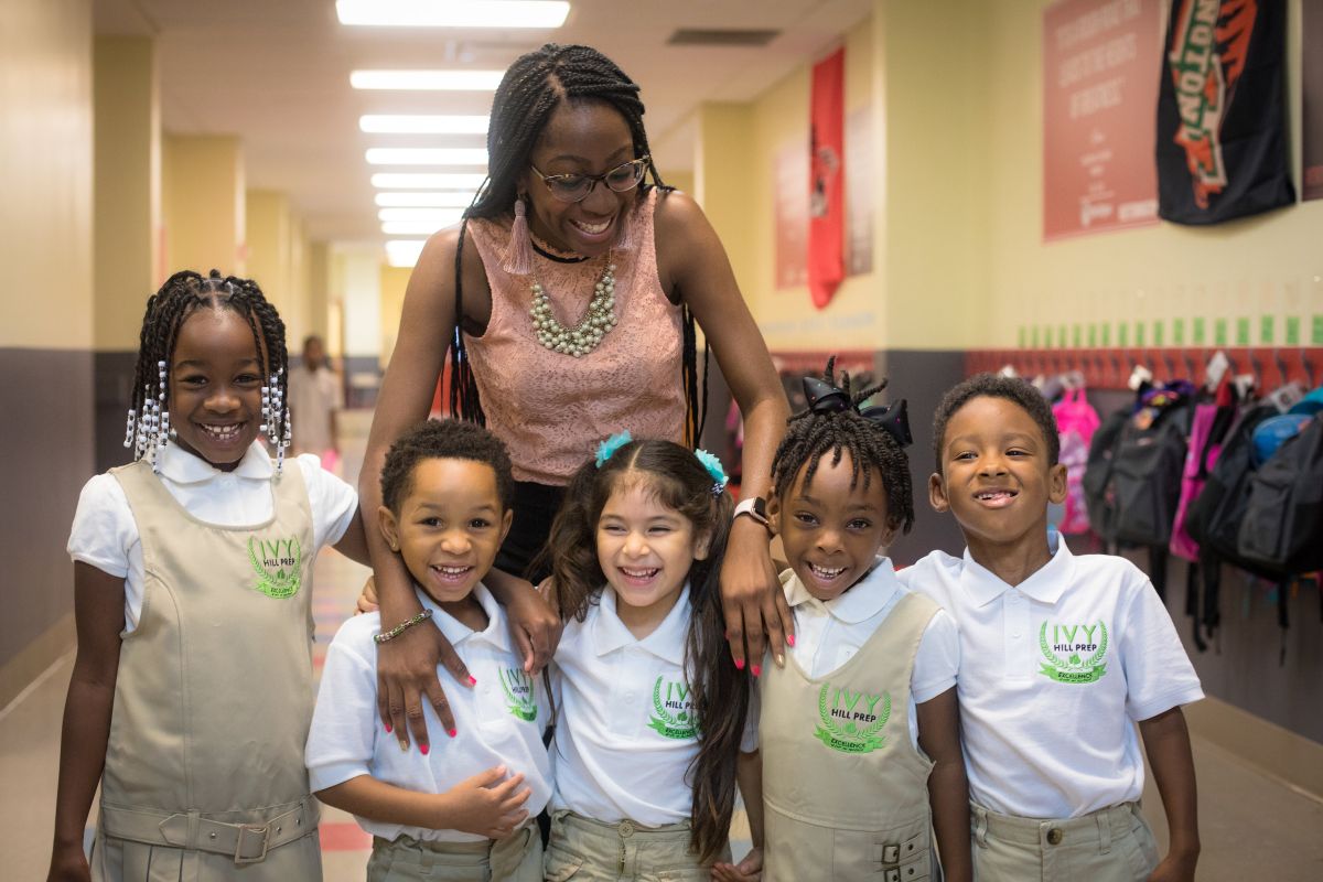 Ambrosia Johnson,  directora y fundadora de Ivy Hill Preparatory Charter School -que abrirá sus puertas en East Flatbush, Brooklyn-, junto a futuros alumnos. 