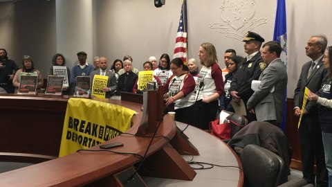 Verónica Ubaldo defendió ayer la propuesta de ley que evita la colaboración de la policía de Connecticut con ICE./Cortesía
