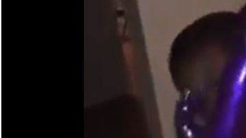 El niño estaba muy divertido con el juguete íntimo de su madre.